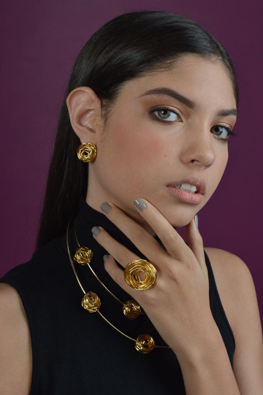 Modelo con piezas EMC Jewelry