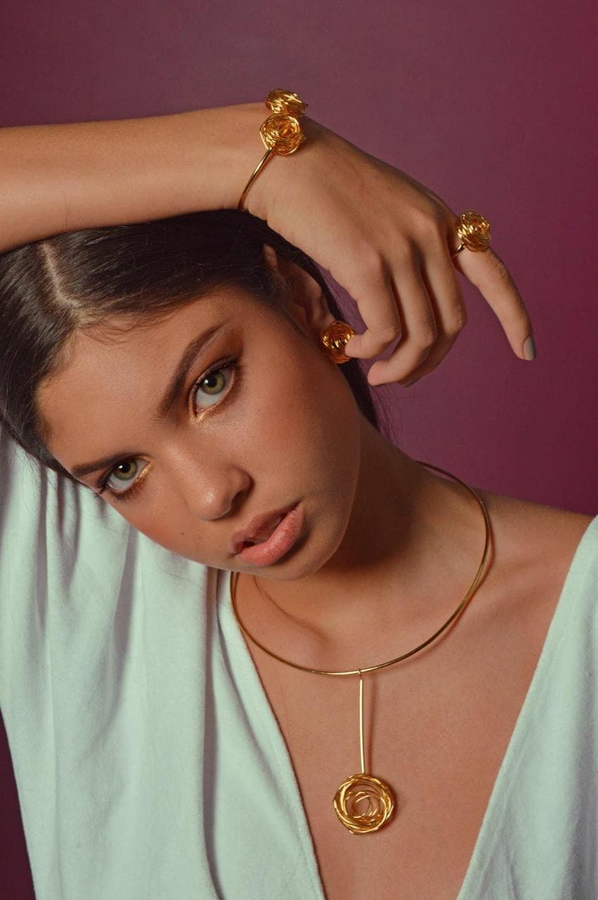 Modelo con piezas EMC Jewelry