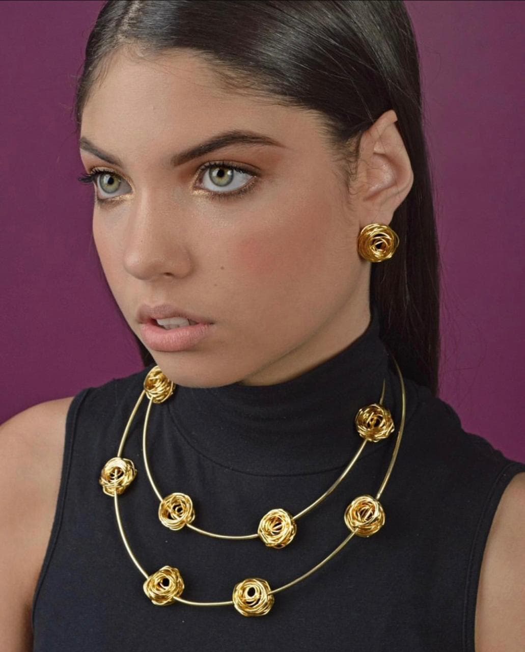 Modelo con piezas EMC Jewelry